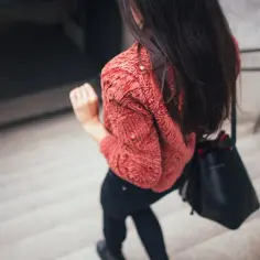 Jaka torebka do bluzy, aby wyglądać modnie i stylowo?