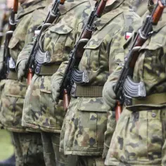 Ile zarabia porucznik? Zaskakujące fakty o wynagrodzeniu w wojsku