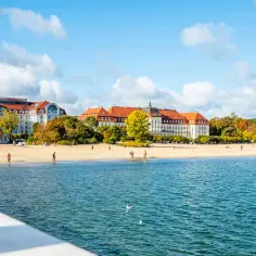 Piękna plaża i hotele w Sopocie, idealne miejsce, gdzie nad morze w Polsce.