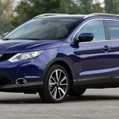 Niebieski Nissan Qashqai na drodze. Zastanawiasz się, ile wytrzyma silnik Nissan Qashqai? Ten model jest znany z trwałości.
