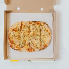 Pyszna pizza z gruszką i serem w pudełku. Czy pizza to fast food? Ta wygląda na wykwintną!