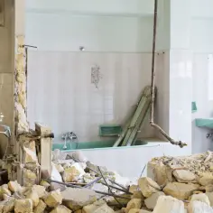 Łazienka w trakcie remontu, gruz po wyburzeniu ścianki działowej. Spółdzielnia wyraziła zgodę na te zmiany.
