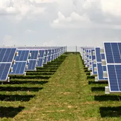 Gdzie są elektrownie słoneczne w Polsce? Odkryj ich lokalizacje i potencjał
