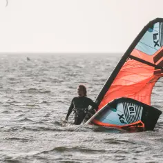 Jaki wiatr na kitesurfing? Odkryj idealne warunki do jazdy