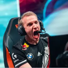 Emocjonalny pro gamer w słuchawkach krzyczy do mikrofonu. Zastanawiasz się, ile zarabiają pro gamerzy?