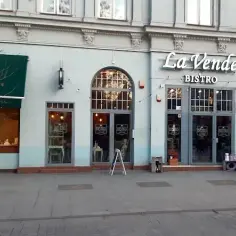 Gdzie zjeść na Piotrkowskiej? Odkryj najlepsze lokale w Łodzi