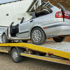 Jak holować auto bezpiecznie i legalnie - kluczowe zasady i porady
