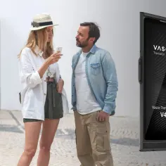 Para podróżuje, korzystając z Vasco Translator – tłumacza bez internetu. Kobieta trzyma telefon, mężczyzna patrzy na nią.
