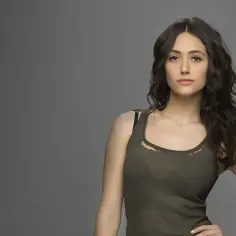 Emmy Rossum w zielonej koszulce, znana z filmów, seriali i programów.