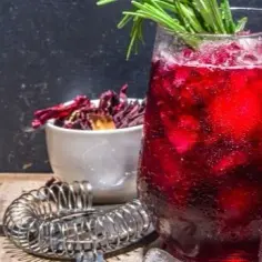 Pyszne drinki z herbatą, które odmienią Twoje letnie przyjęcia