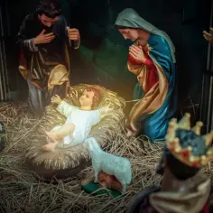 Szopka bożonarodzeniowa z Dzieciątkiem Jezus, Maryją, Józefem, Trzema Królami i owcami.