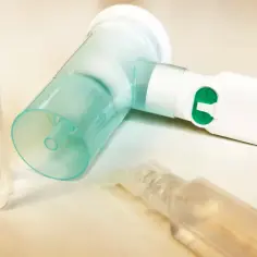 Nebulizator z ampułkami. Czy wiesz, nacl co to? To sól fizjologiczna, często używana w inhalatorach.