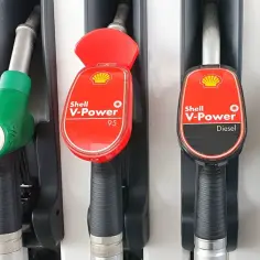 Dylemat kierowcy: Shell V-Power Diesel czy Verve? Dwa dystrybutory paliwa z logo Shell, jeden z zieloną końcówką, drugi z czerwonym.