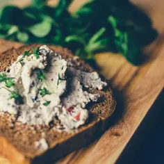 Czym smarować chleb przy wysokim cholesterolu, aby uniknąć problemów zdrowotnych?