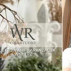 Portret kobiety z bukietem suszonych traw i logo WR ONA STUDIO.