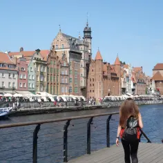 Spacer po urokliwej gdańsk starówka, z widokiem na Motławę i zabytkowe kamienice.