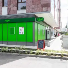 Czy Żabka płaci za wynajem lokalu? Odkryj koszty wynajmu i więcej