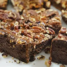 Szybkie ciasto z orzechami włoskimi, idealne na deser. Czekoladowe brownie z chrupiącą posypką z orzechów.
