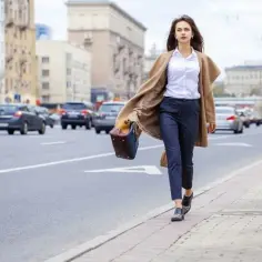 Stylizacje z granatowymi jeansami, które odmienią Twój look na zawsze