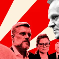 Portret mężczyzny w okularach, brodatego mężczyzny, kobiety w okularach i mężczyzny w garniturze na tle czerwono-białych pasów.