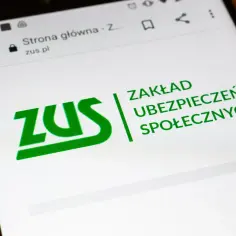 Na ekranie telefonu widnieje logo ZUS. Użytkownik szuka informacji, czy szkołę zawodową wlicza się do emerytury.