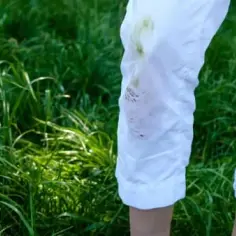 Jak doprac spodnie z trawy - skuteczne metody na plamy z jeansów