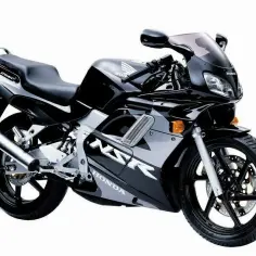 Czarny motocykl Honda NSR 125, gotowy do osiągnięcia v max. Sportowy wygląd i dynamika.