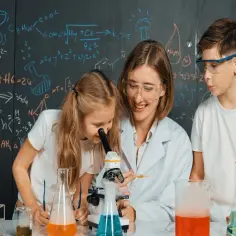 Nauczycielka chemii pokazuje dzieciom świat pod mikroskopem. Czy nauczyciel chemii może uczyć przyrody? Tak, gdy nauka jest tak fascynująca!