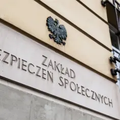 Napis na budynku ZUS: "Ubezpieczen Społecznych". Możliwy zwrot składki zdrowotnej.