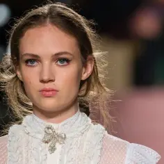 Jak nosić naszyjnik kołnierzyk, aby wyglądać stylowo i modnie