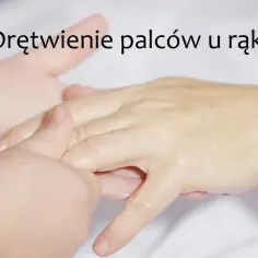 Masaż dłoni, który pomaga na drętwienie palców u rąk.