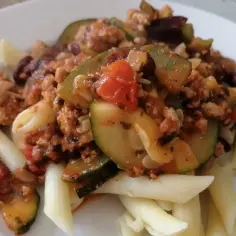 Prosty przepis na makaron penne z mięsem mielonym – szybki obiad dla całej rodziny