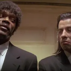 Samuel L. Jackson i John Travolta, ikony pulp fiction obsady, w klasycznych czarnych garniturach.