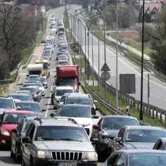 Korek na drodze jak węzeł gordyjski, samochody stoją w długiej kolejce.