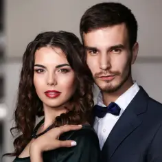 Elegancka para, symbolizująca związek baran i baran, pozuje do zdjęcia. Ona w sukni, on w garniturze.
