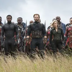 Avengers: Wojna bez granic obsada: Kapitan Ameryka, Czarna Wdowa, Czarna Pantera i inni bohaterowie stoją gotowi do walki.