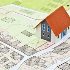 Model domu na mapie zagospodarowania przestrzennego. Zastanawiasz się, co ile lat zmienia się plan zagospodarowania przestrzennego?
