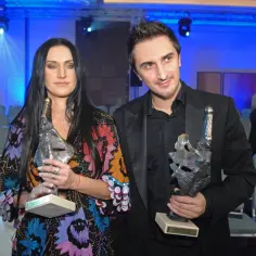 Sebastian Karpiel-Bułecka i Kayah z nagrodami na gali.