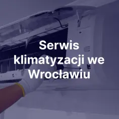 Ręka w białej rękawiczce przykręca śrubokrętem klimatyzator. Napis: Serwis klimatyzacji we Wrocławiu.