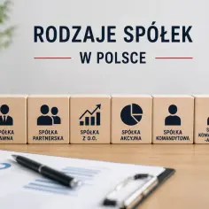 Drewniane klocki z symbolami i nazwami różnych rodzajów spółek w Polsce: jawna, partnerska, z o.o., akcyjna, komandytowa, komandytowo-akcyjna.