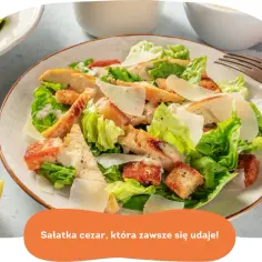 Sałatka cezar z grillowanym kurczakiem, chrupiącymi grzankami, parmezanem i kremowym sosem cezar. Idealna na każdą okazję.