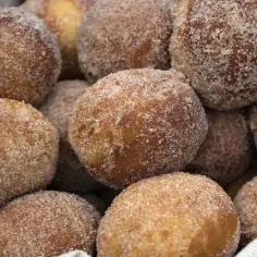 Pączki z ziemniakami Ewy Wachowicz, obtoczone w cukrze z cynamonem, kuszą swoim wyglądem i zapachem.