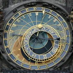 Zegar astronomiczny w Pradze, z figurami i znakami zodiaku, świadczy o upływie czasu.