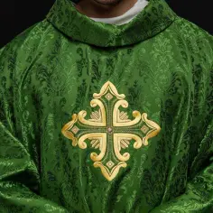 Zielona szata liturgiczna z haftowanym złotym krzyżem, idealna na pieśni na wejście.