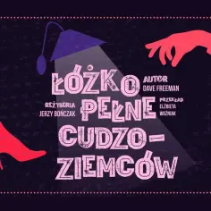 Plakat teatralny "Łóżko pełne cudzoziemców". Czerwone nogi w szpilkach i dłoń na ciemnym tle.