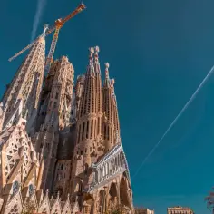 Niesamowita Sagrada Familia w Barcelonie, wciąż w budowie. Zastanawiasz się, ile kosztuje bilet do Sagrada Familia? Sprawdź ceny online!