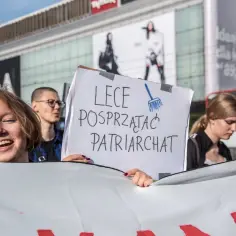 Kobiety niosą transparent z napisem "LECE POSPRZĄTAC PATRIARCHAT" i miotłą. To wyraz ich determinacji do zmian.
