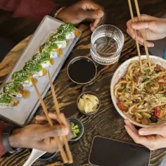 Jak dobrać wino do ostrej kuchni azjatyckiej? Na stole sushi i makaron udon. Może riesling lub gewürztraminer?