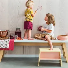 Dzieci bawią się dżemem, a mama zastanawia się, czym myć ściany. Dwoje dzieci siedzi przy stole z dżemem i owocami.