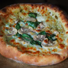 Pyszna pizza z serem, szpinakiem i pieczarkami. Idealny pomysł na to, co dać na spód pizzy, gdy chcesz czegoś lekkiego i zdrowego.